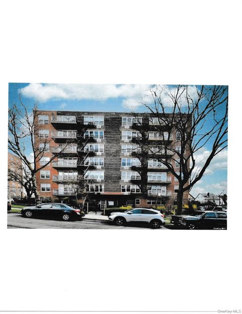 Photo of 87-05 166 Street #5E, Jamaica Hills, NY 11432 (MLS # 931198)