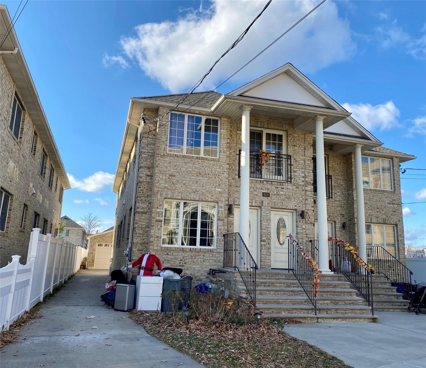 Rental Property at 150 Place Pl 1st Fl, Whitestone, Queens, NY - Bedrooms: 3 
Bathrooms: 2 
Rooms: 10  - $3,800 MO.