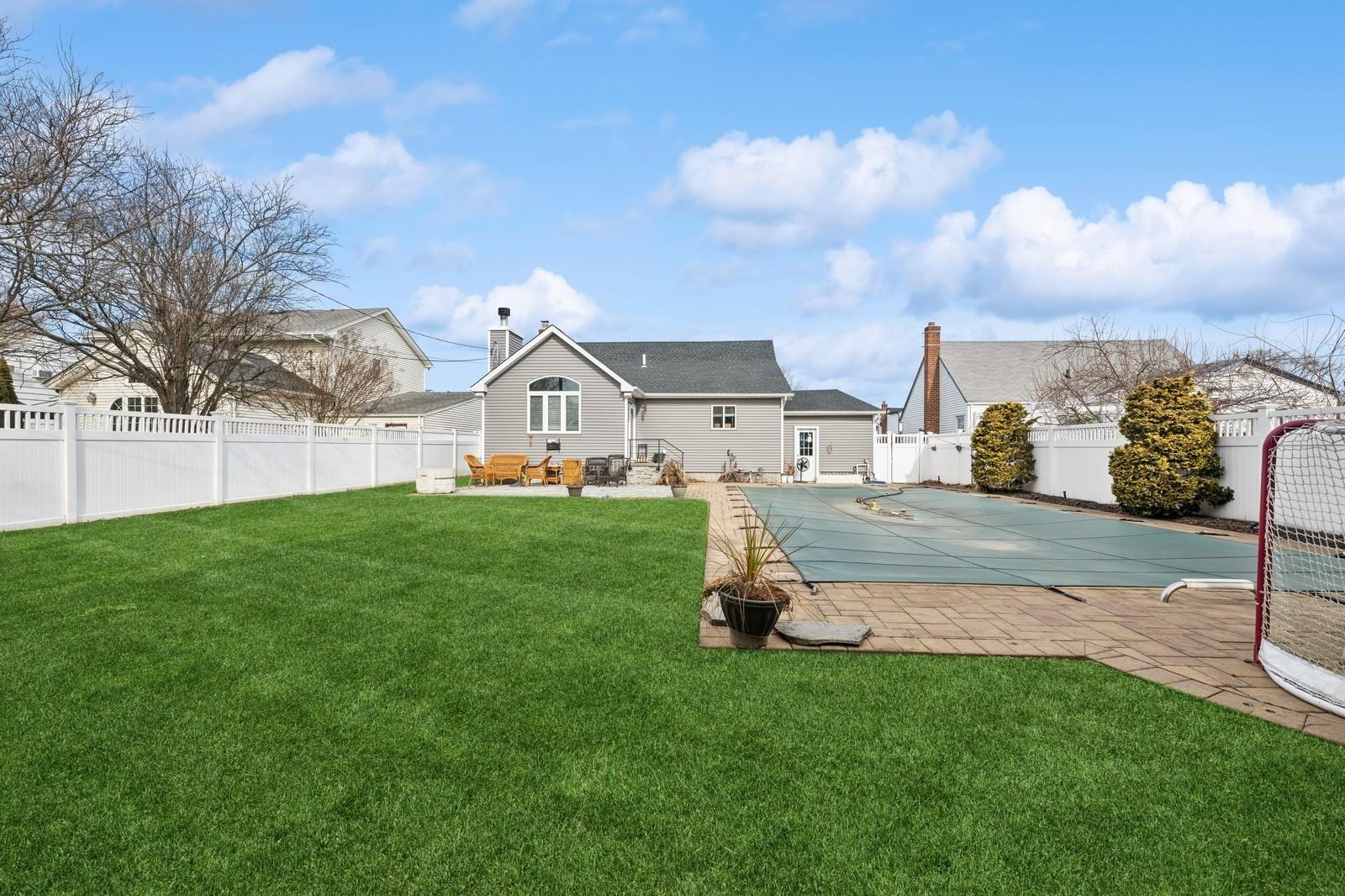 2712 Rowehl Drive, East Meadow, New York image 34