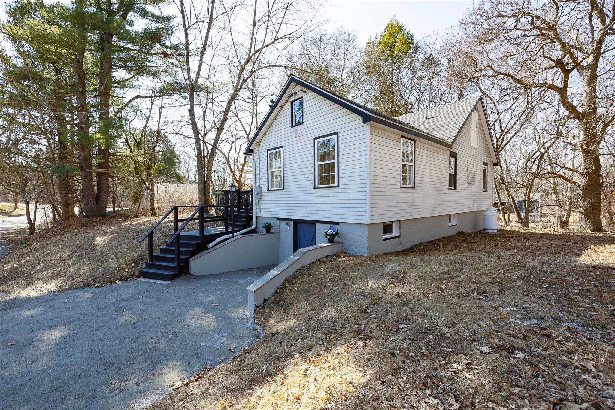 Holt Road, Red Hook, New York - 3 Bedrooms  
2 Bathrooms  
8 Rooms - 