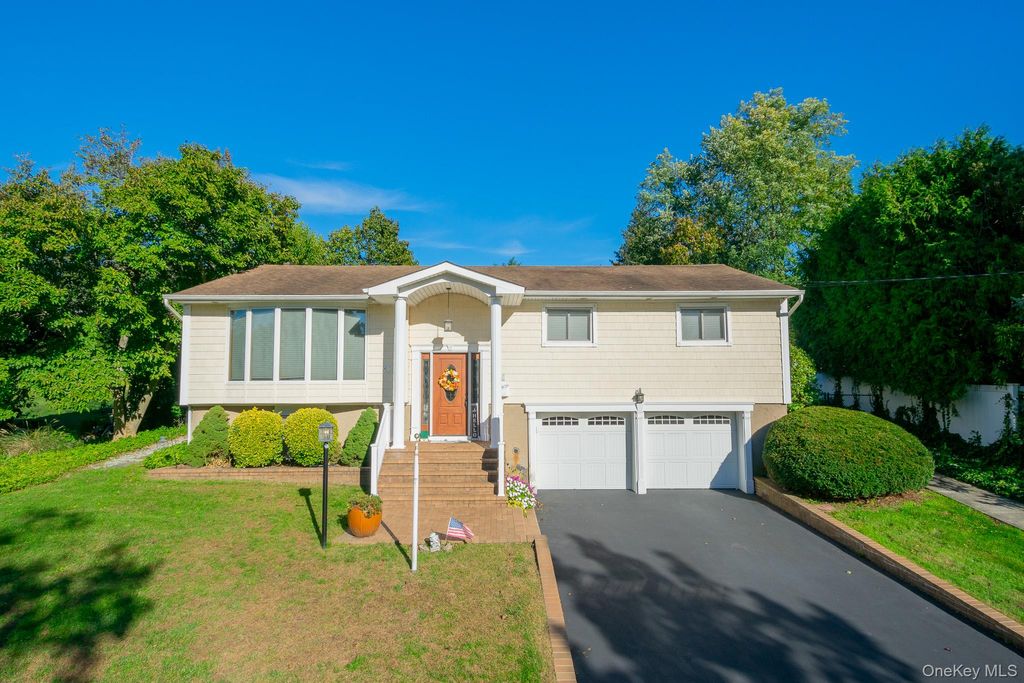 Photo of 4 Manchester Drive, Bethpage, NY 11714 (MLS # 954322)