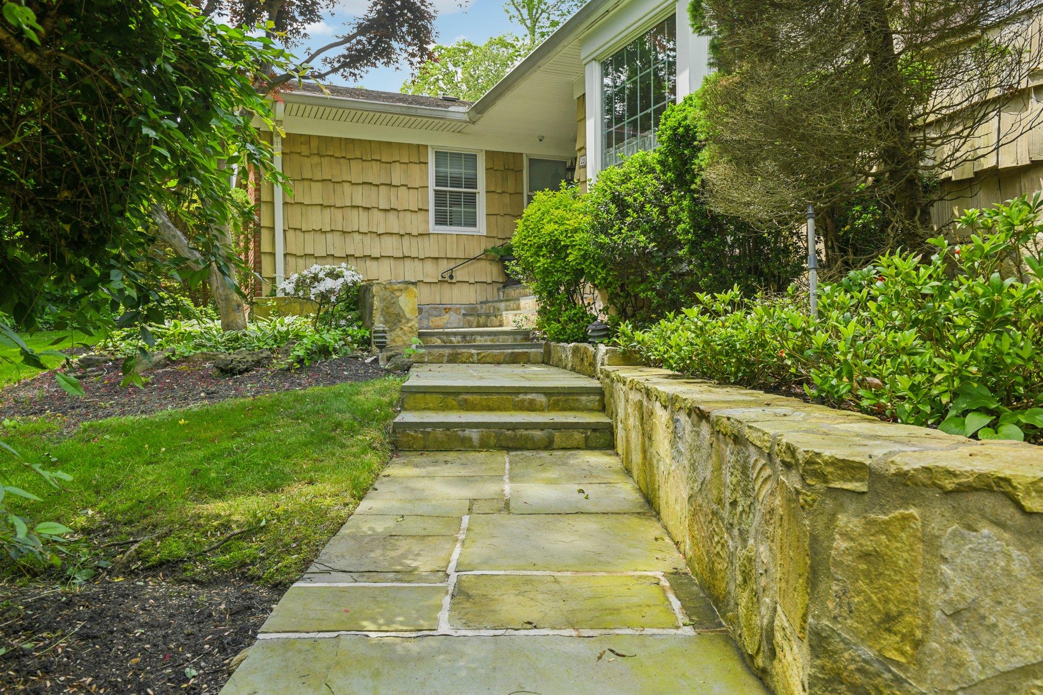 28 Stepping Stone Crescent, Dix Hills, New York image 4