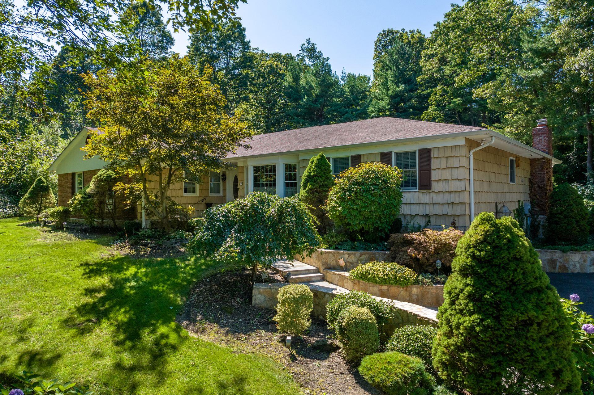 28 Stepping Stone Crescent, Dix Hills, New York image 7