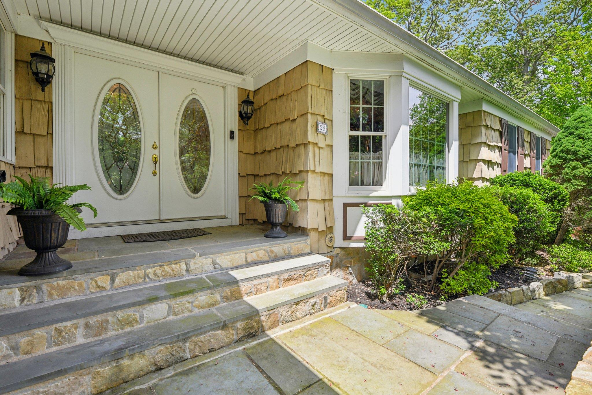 28 Stepping Stone Crescent, Dix Hills, New York image 5