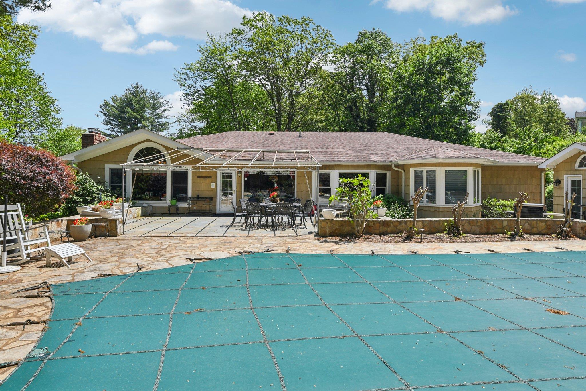 28 Stepping Stone Crescent, Dix Hills, New York image 9