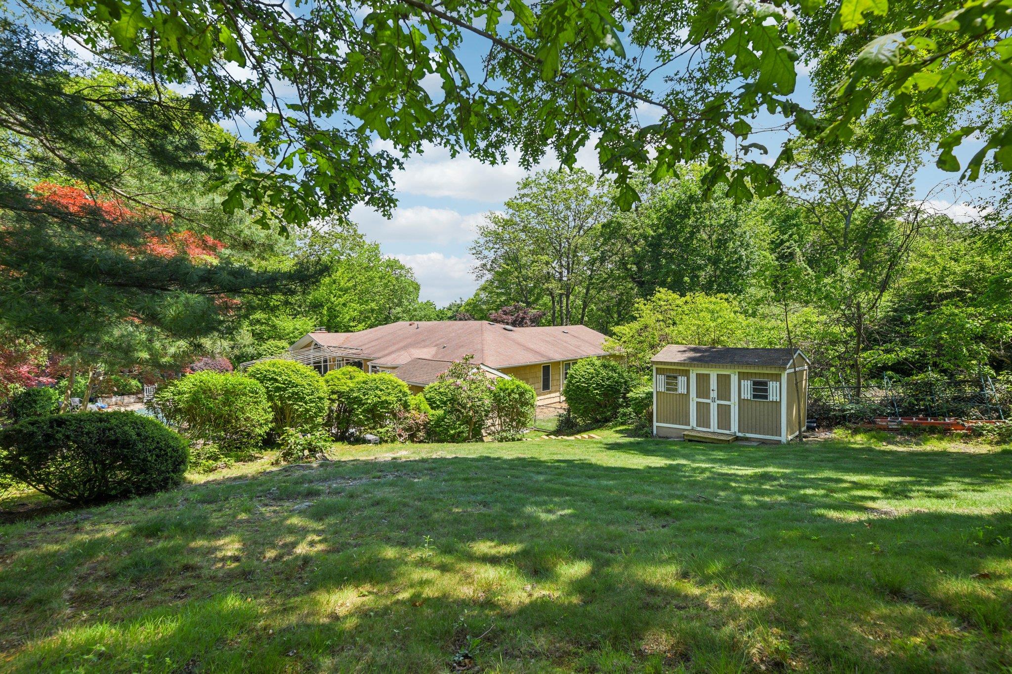 28 Stepping Stone Crescent, Dix Hills, New York image 39
