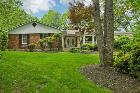 28 Stepping Stone Crescent Dix Hills NY 11746