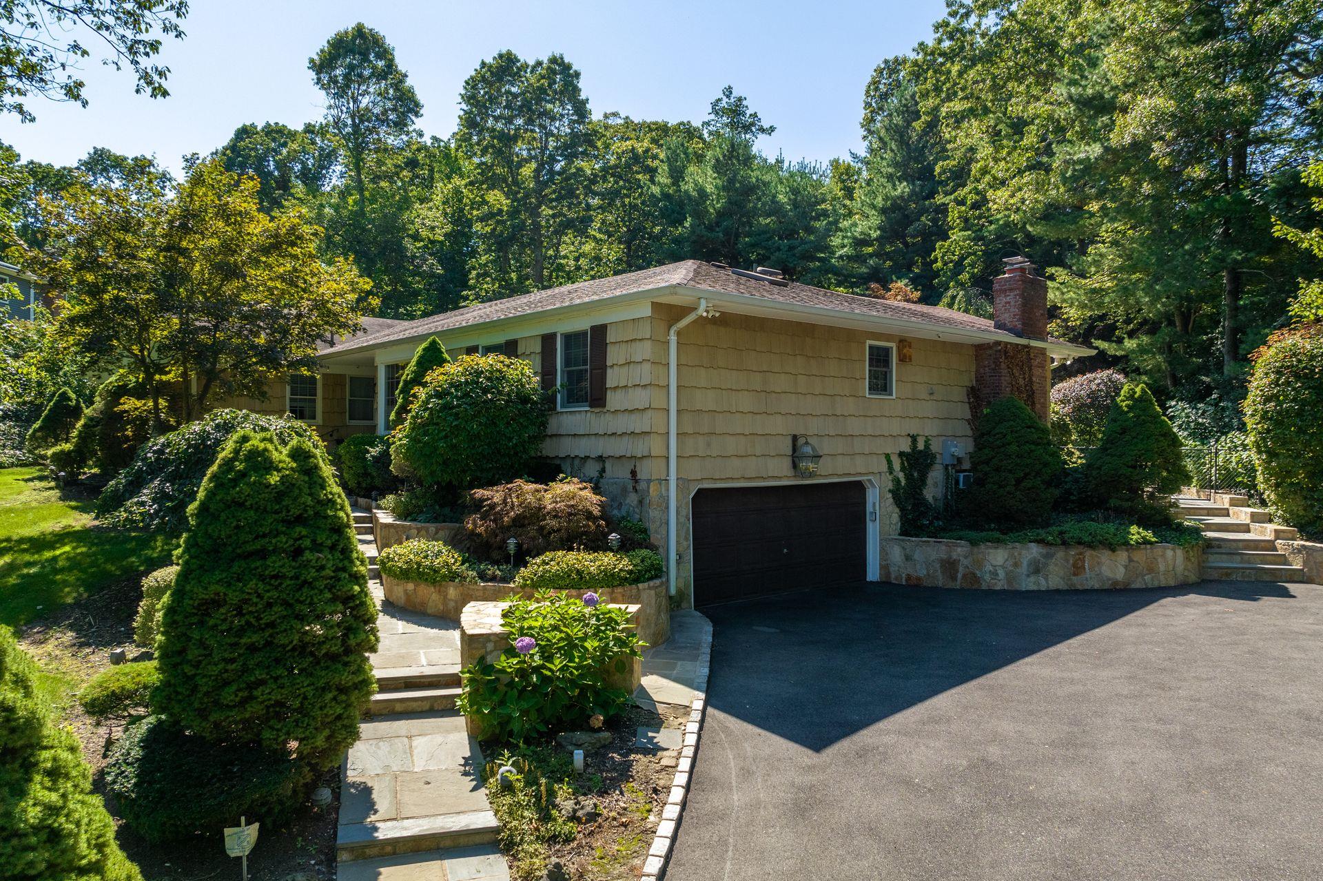 28 Stepping Stone Crescent, Dix Hills, New York image 8