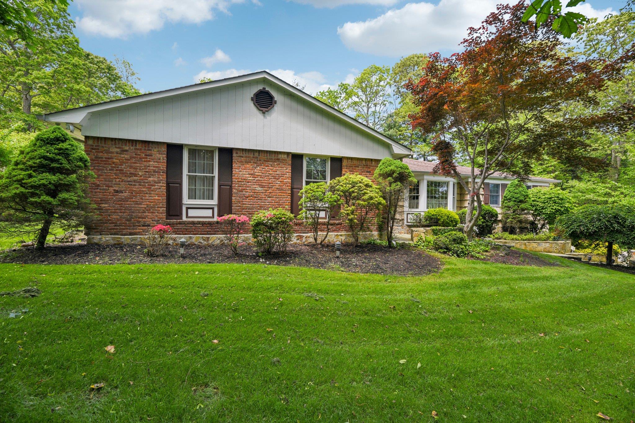 28 Stepping Stone Crescent, Dix Hills, New York image 2