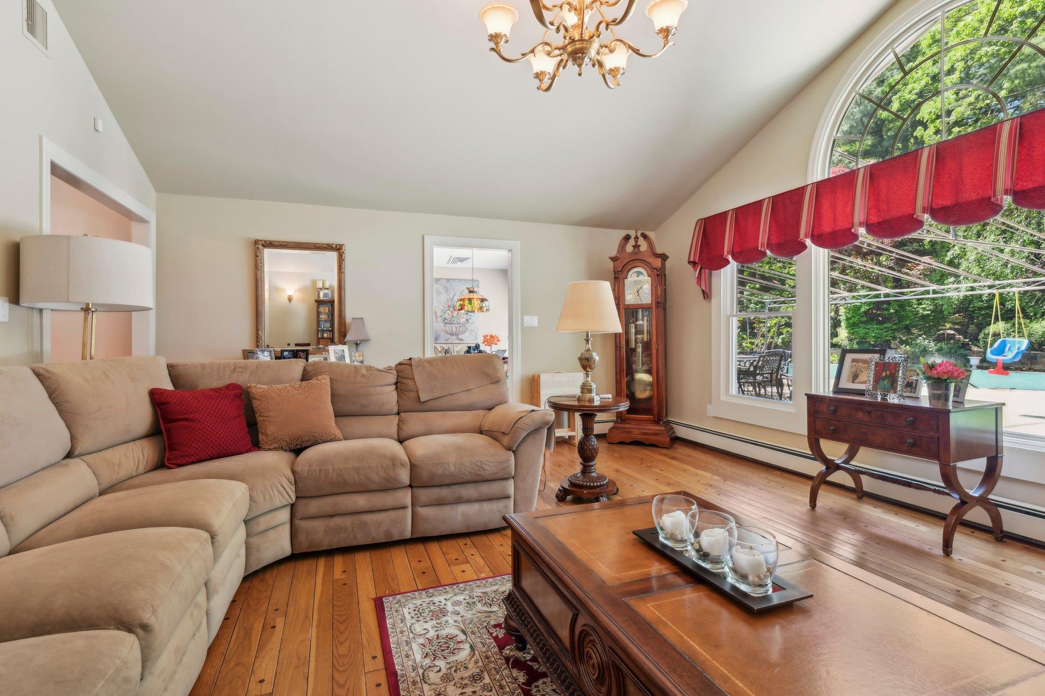 28 Stepping Stone Crescent, Dix Hills, New York image 23