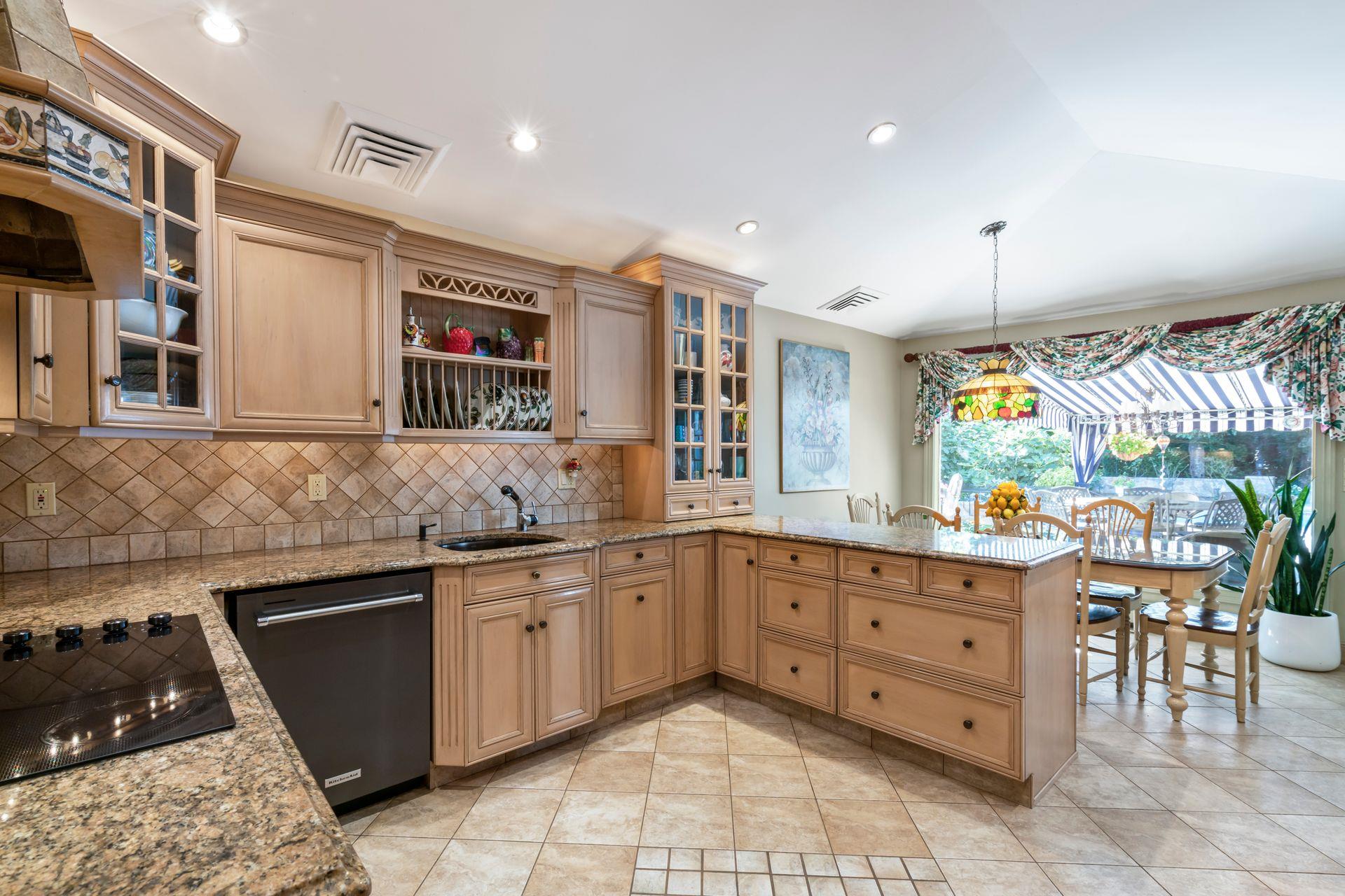 28 Stepping Stone Crescent, Dix Hills, New York image 17