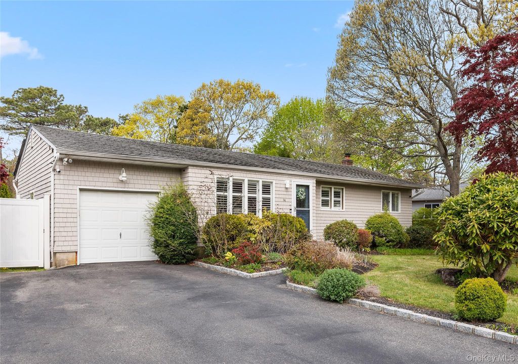Photo of 44 Maple Avenue, Bellport, NY 11713 (MLS # 996155)