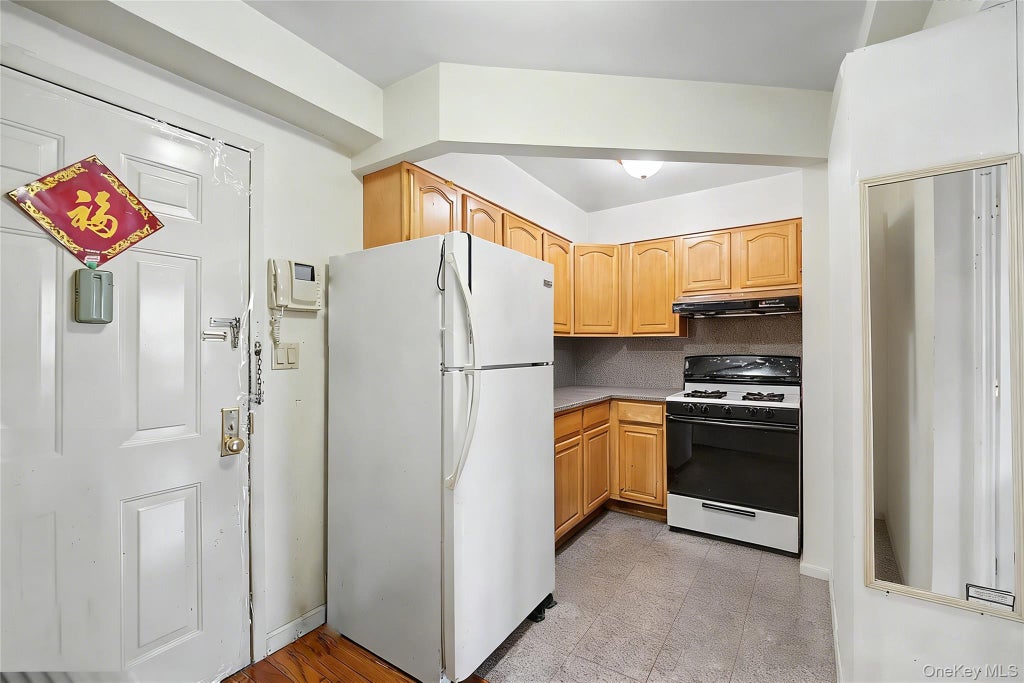 Photo of 3506 Leavitt Street #5H, Flushing, NY 11354 (MLS # 1011084)