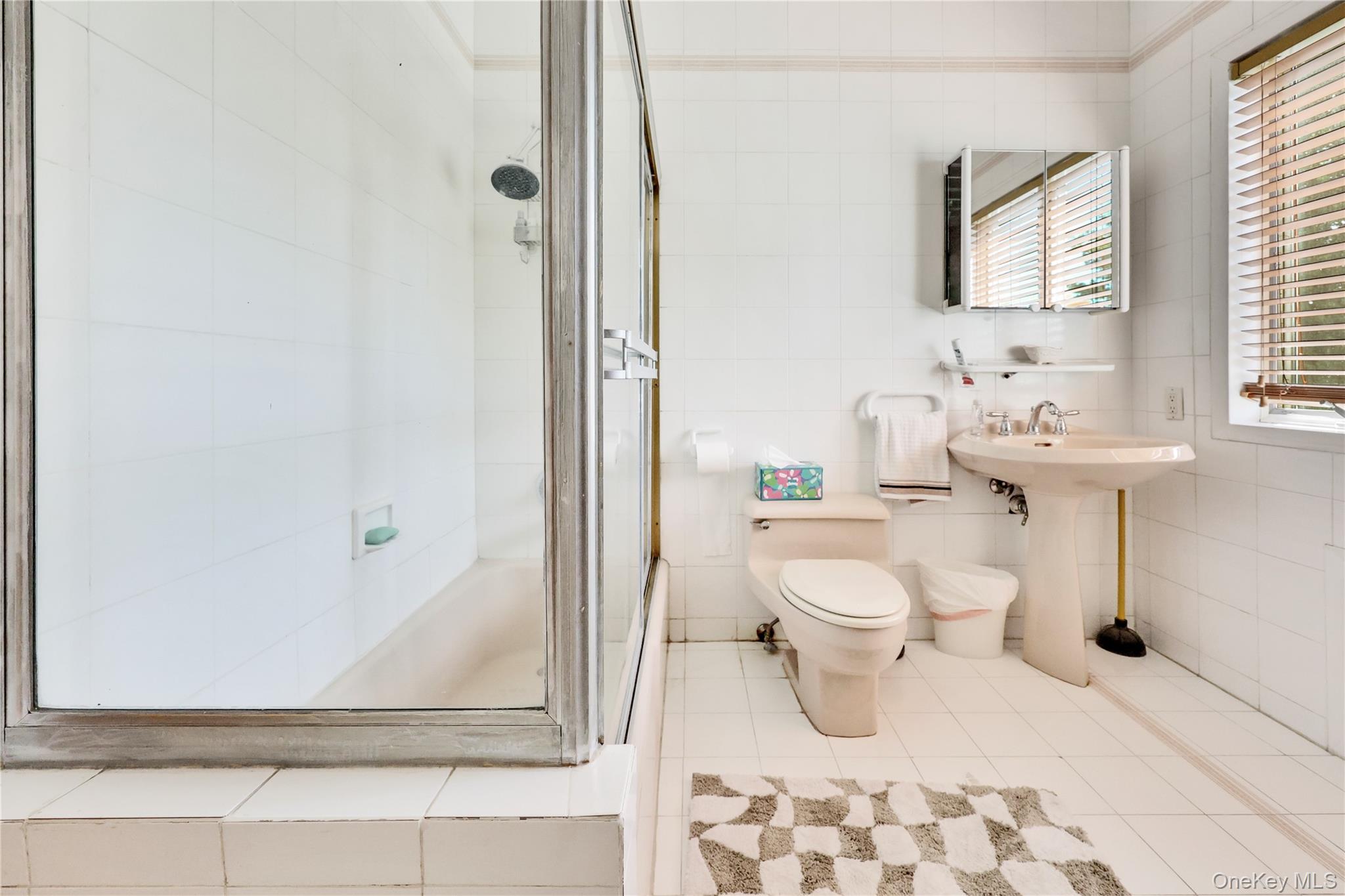 Lawrence, New York 11559, United States, 5 Bedrooms Bedrooms, ,4 BathroomsBathrooms,Residential,Active,202741