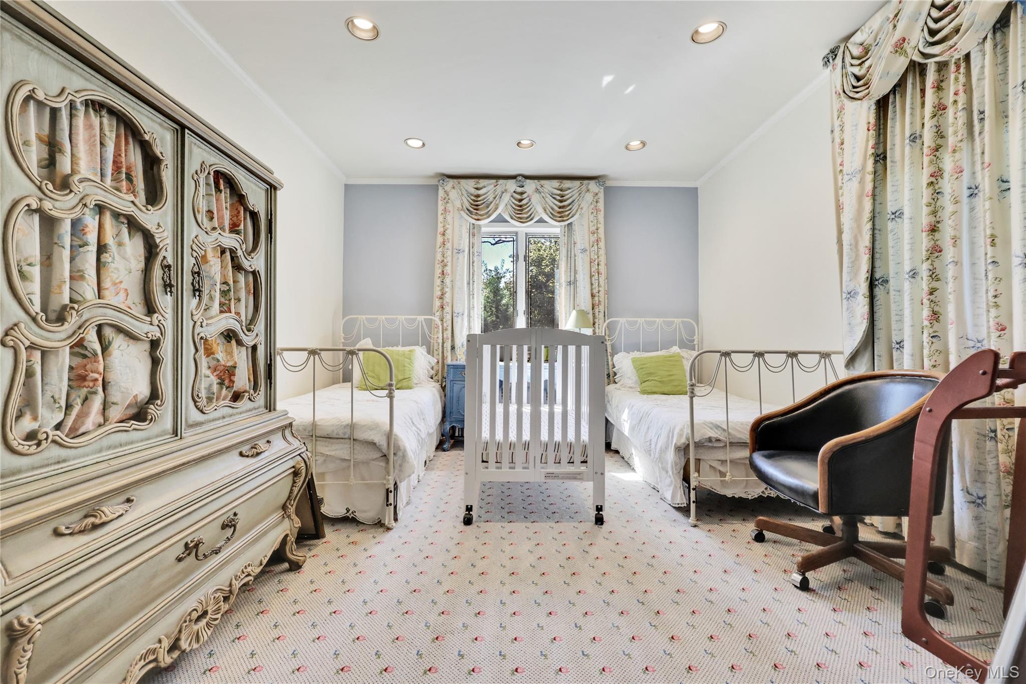 Lawrence, New York 11559, United States, 5 Bedrooms Bedrooms, ,4 BathroomsBathrooms,Residential,Active,202741