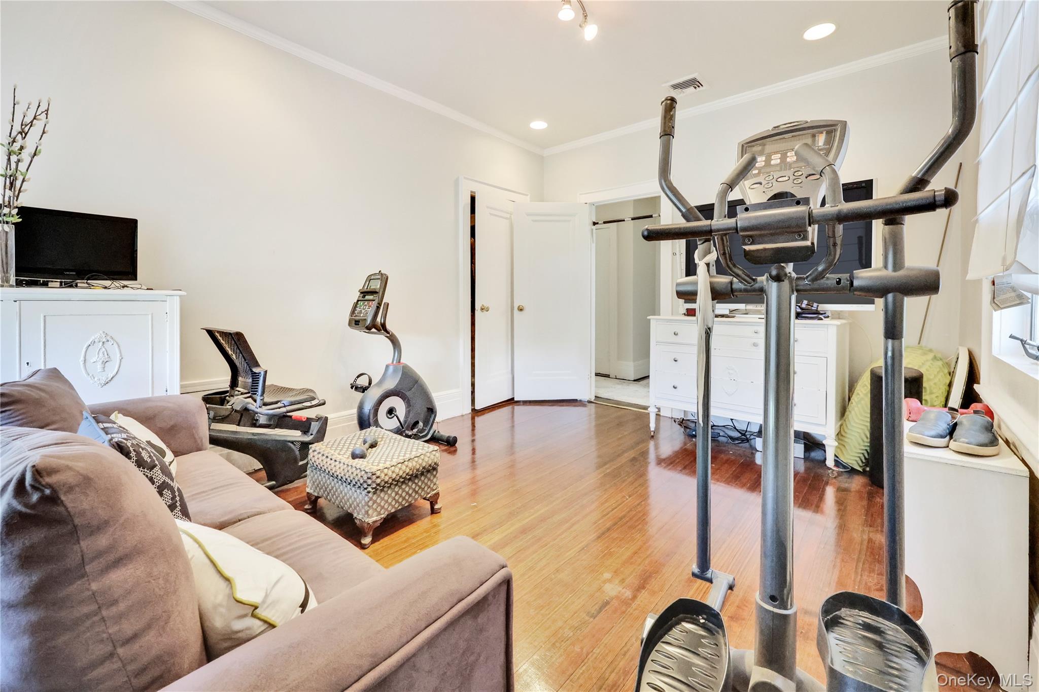 Lawrence, New York 11559, United States, 5 Bedrooms Bedrooms, ,4 BathroomsBathrooms,Residential,Active,202741