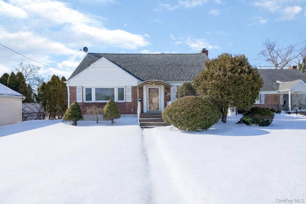 Photo of 1987 Lakeville Road, New Hyde Park, NY 11040 (MLS # 957591)