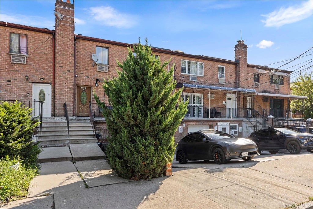 Photo of 368 Balcom Avenue, Bronx, NY 10465 (MLS # 1052640)