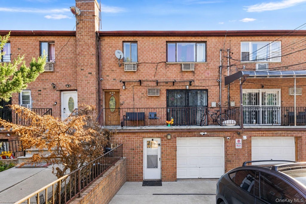Photo of 368 Balcom Avenue, Bronx, NY 10465 (MLS # 1052640)