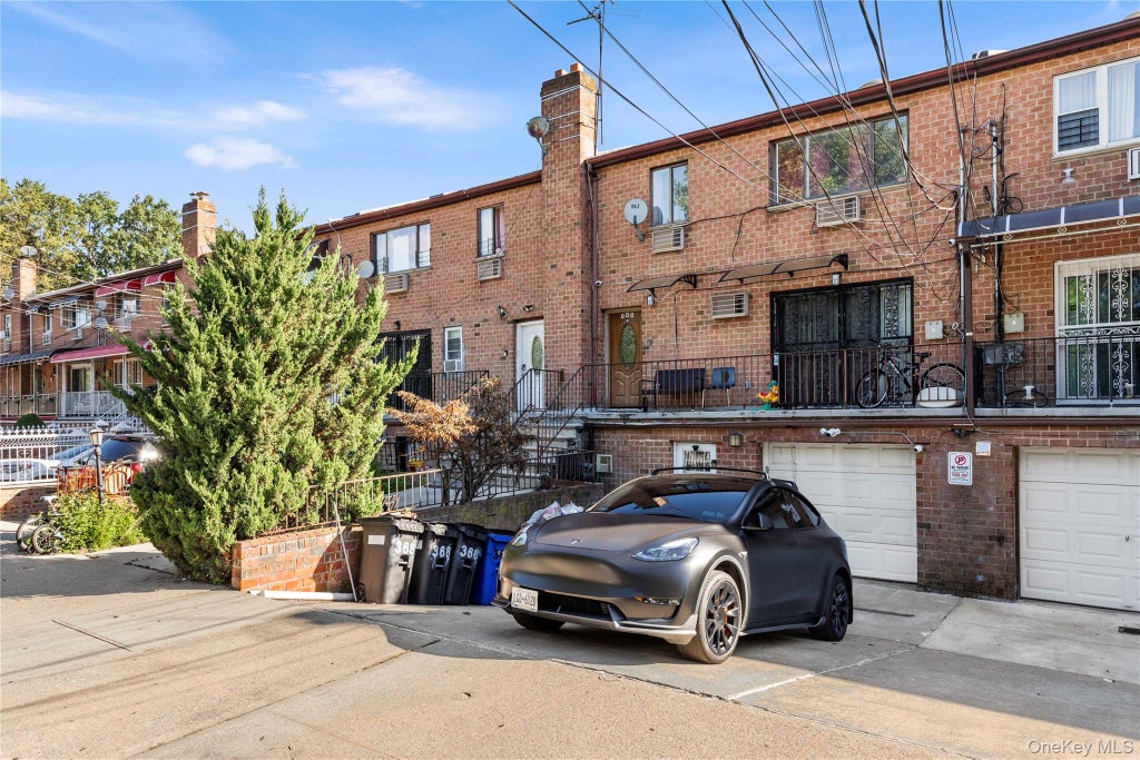Photo of 368 Balcom Avenue, Bronx, NY 10465 (MLS # 1052640)