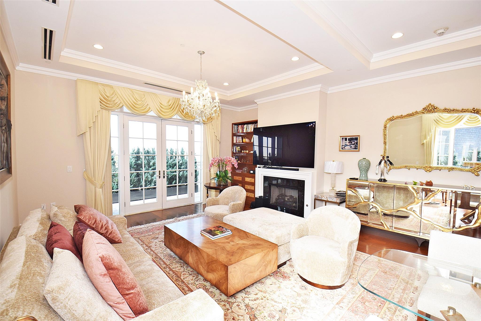 6000 Royal Court 6303
