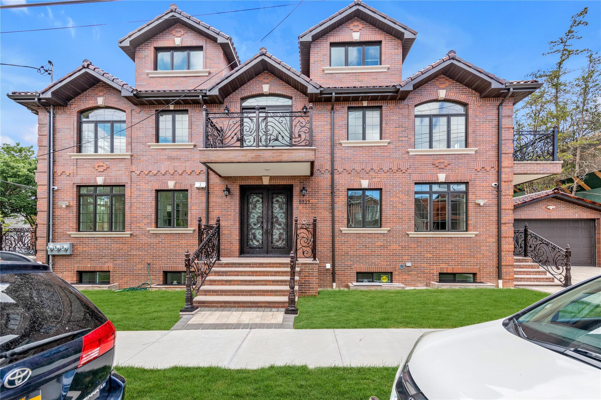 Property for Sale at 246th Place Pl, Little Neck, Queens, NY - Bedrooms: 6 
Bathrooms: 7  - $2,850,000