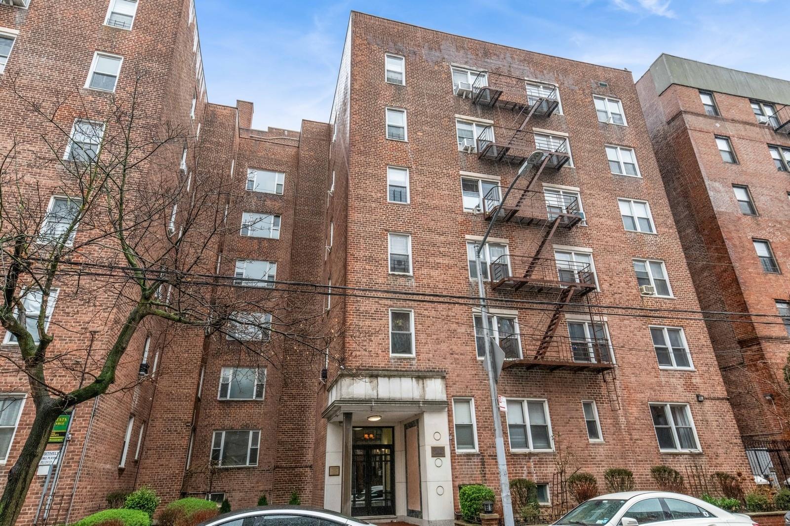 Property for Sale at Booth Street 6B, Forest Hills, Queens, NY - Bedrooms: 2 
Bathrooms: 1 
Rooms: 5  - $430,000