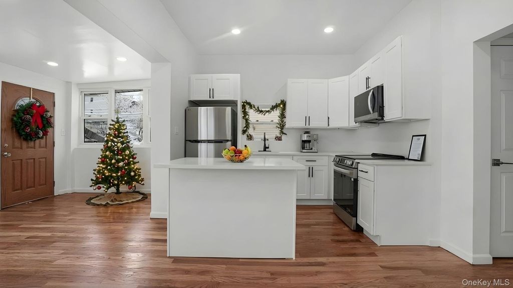 Photo of 3412 Hunter Avenue, Bronx, NY 10475 (MLS # 946154)