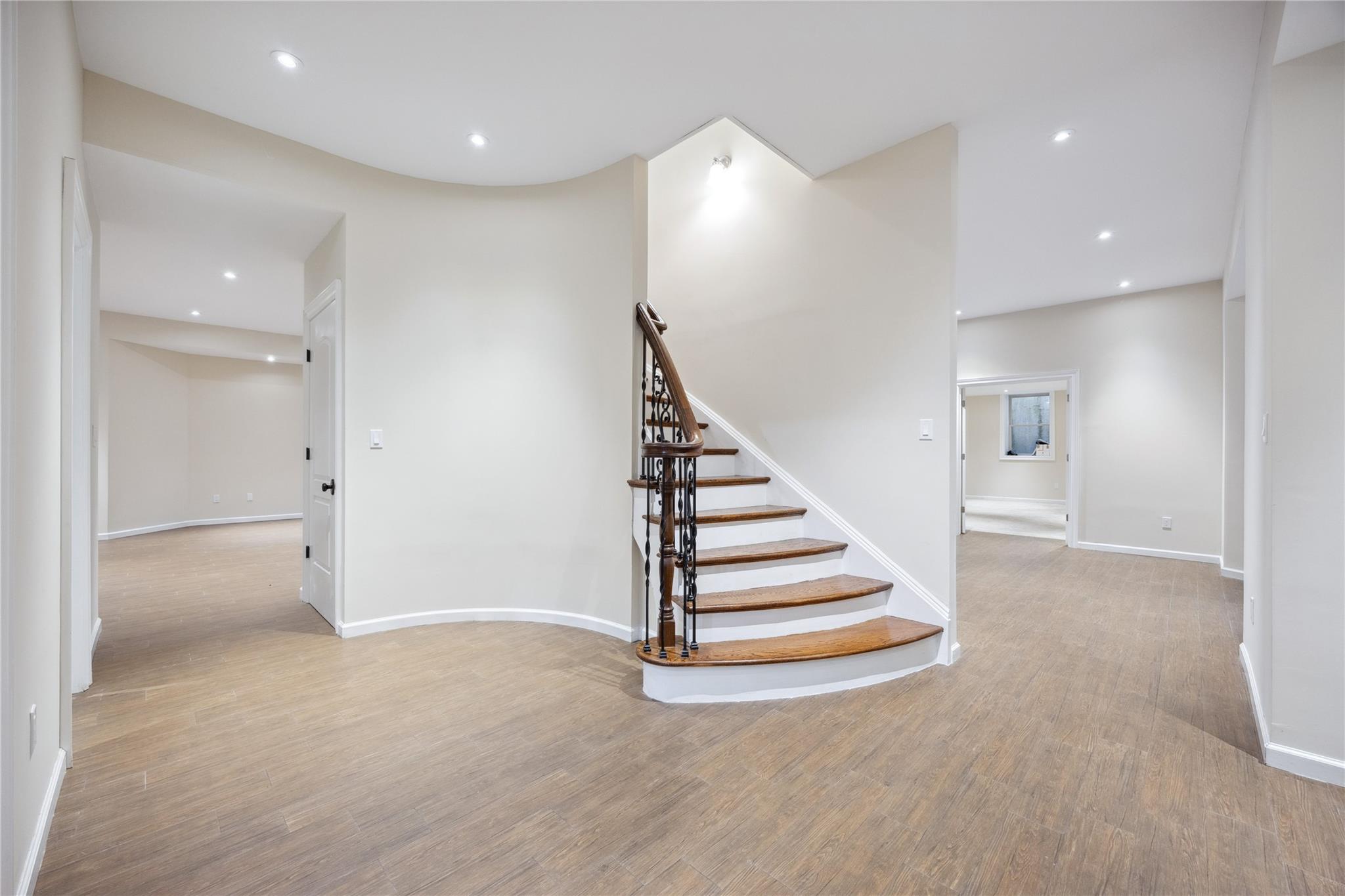 16 Winchester Drive, Manhasset, New York image 32