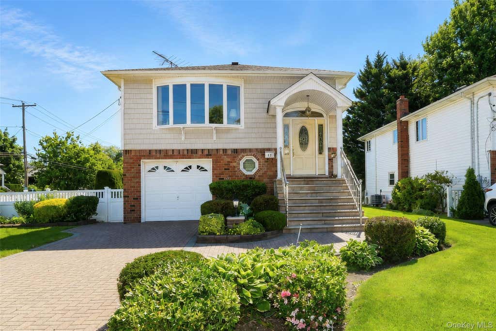 Photo of 49 Lee Avenue, Albertson, NY 11507 (MLS # 1018624)