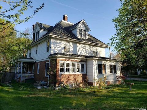 Multifamily For Rent - 102 Berry Hill Road Road #UPPR<br/> Nassau County, Oyster Bay, NY 11771