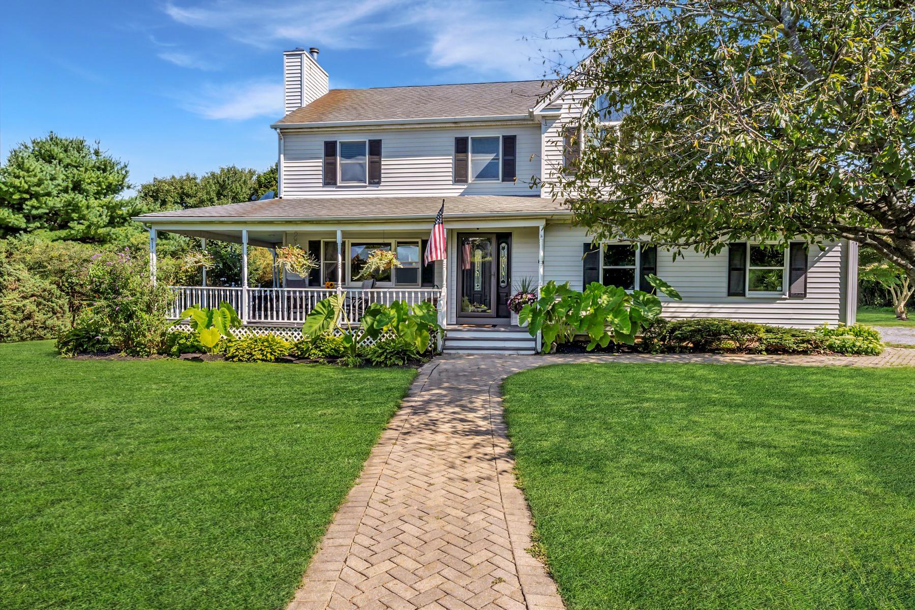 Grant Drive, Aquebogue, Hamptons, NY - 3 Bedrooms  
3 Bathrooms - 