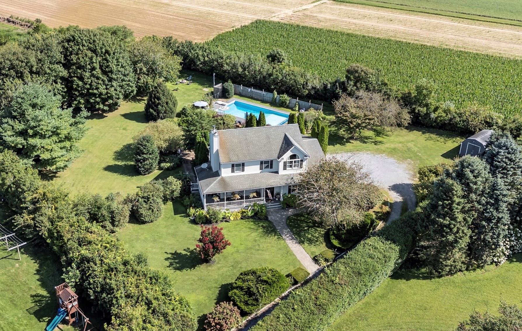 Grant Drive, Aquebogue, Hamptons, NY - 3 Bedrooms  
3 Bathrooms - 
