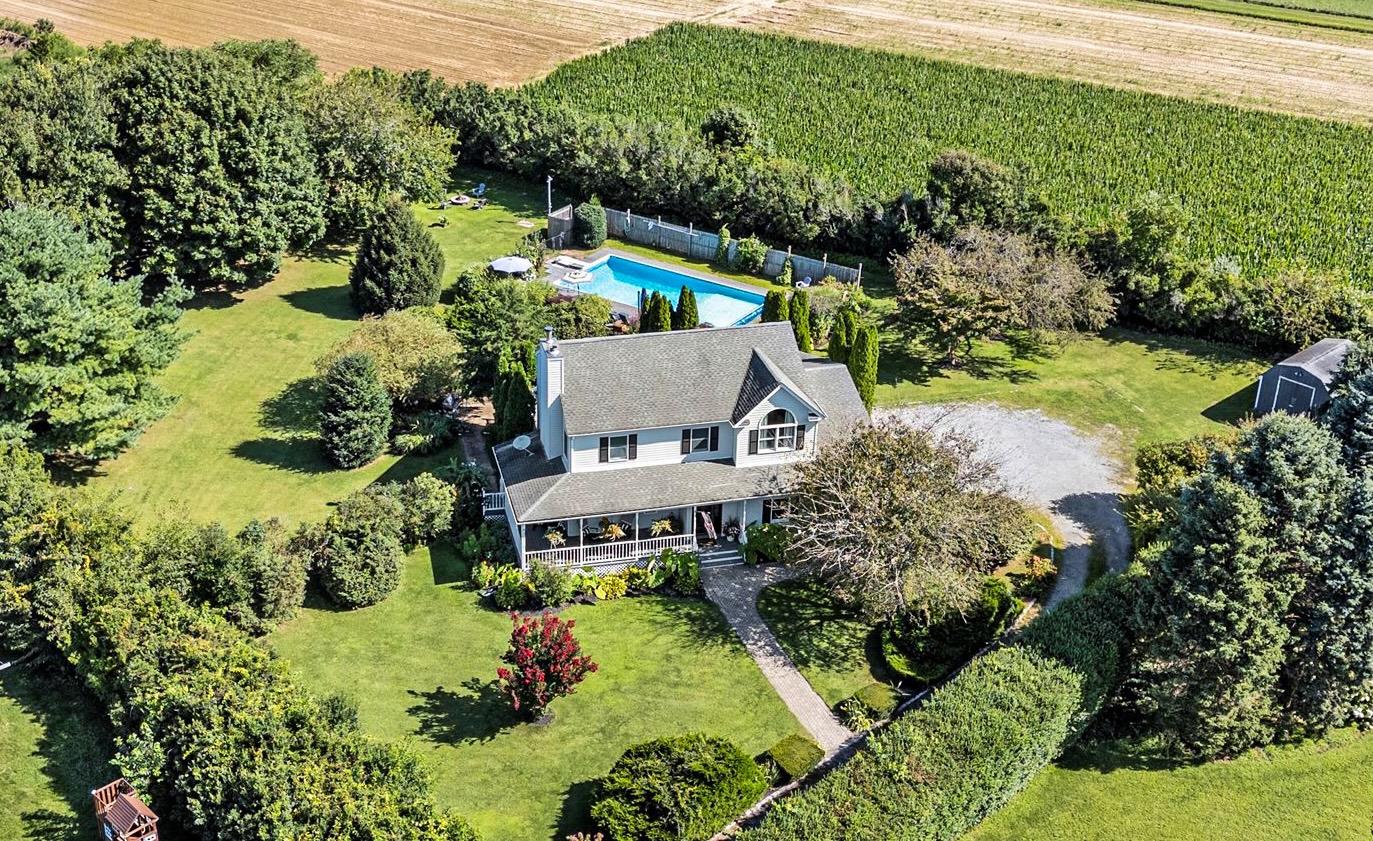 Grant Drive, Aquebogue, Hamptons, NY - 3 Bedrooms  
3 Bathrooms - 