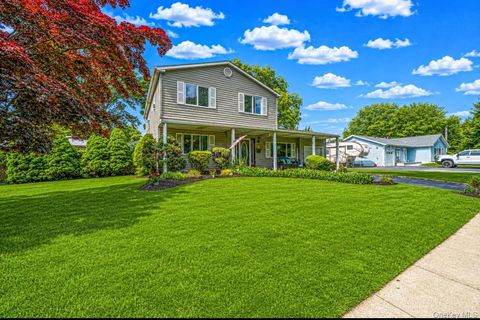 Homes For Sale - 7 Resiak Court<br/> Suffolk County, Holbrook, NY 11741