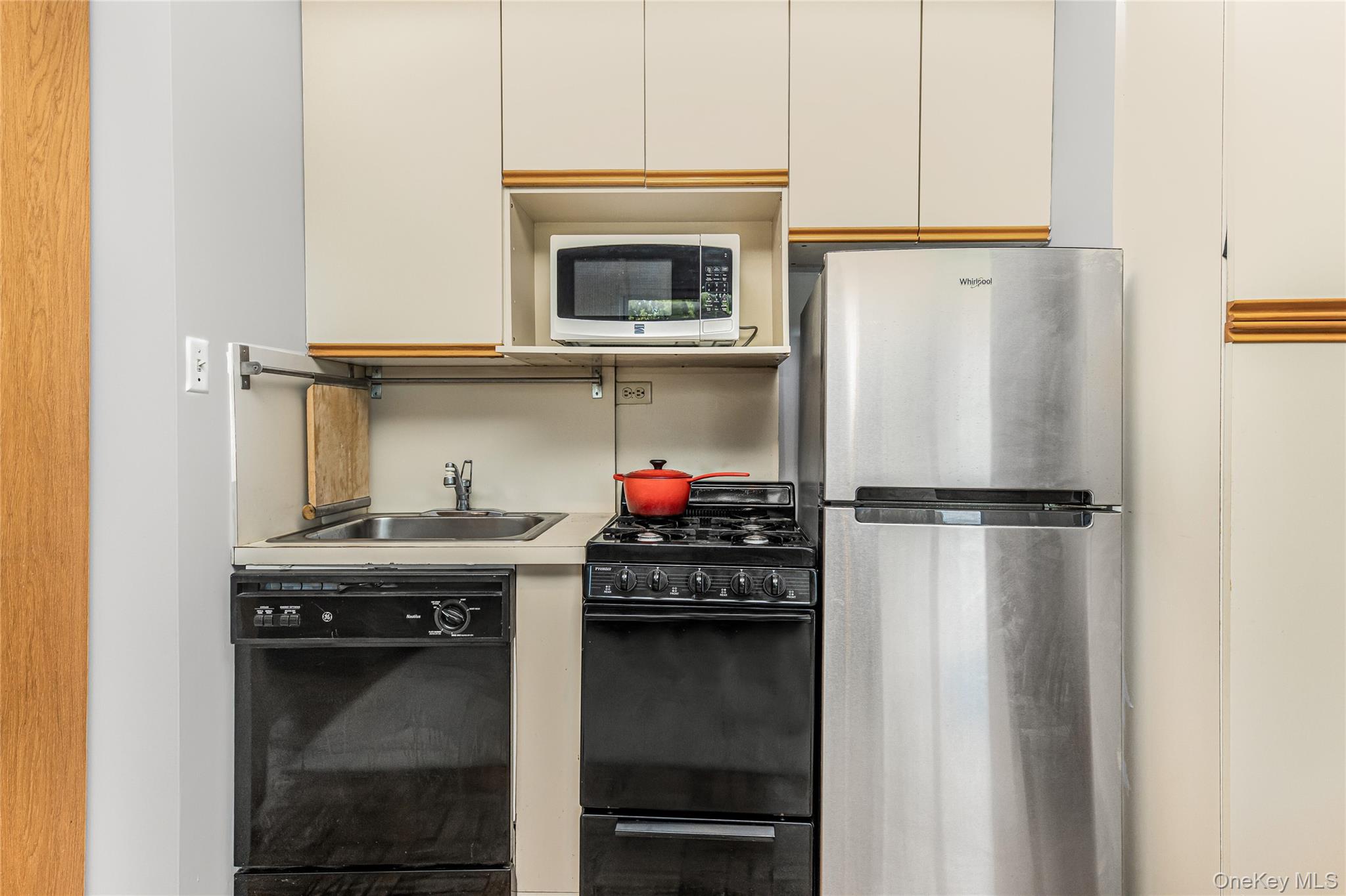 3935 Blackstone Avenue 4K