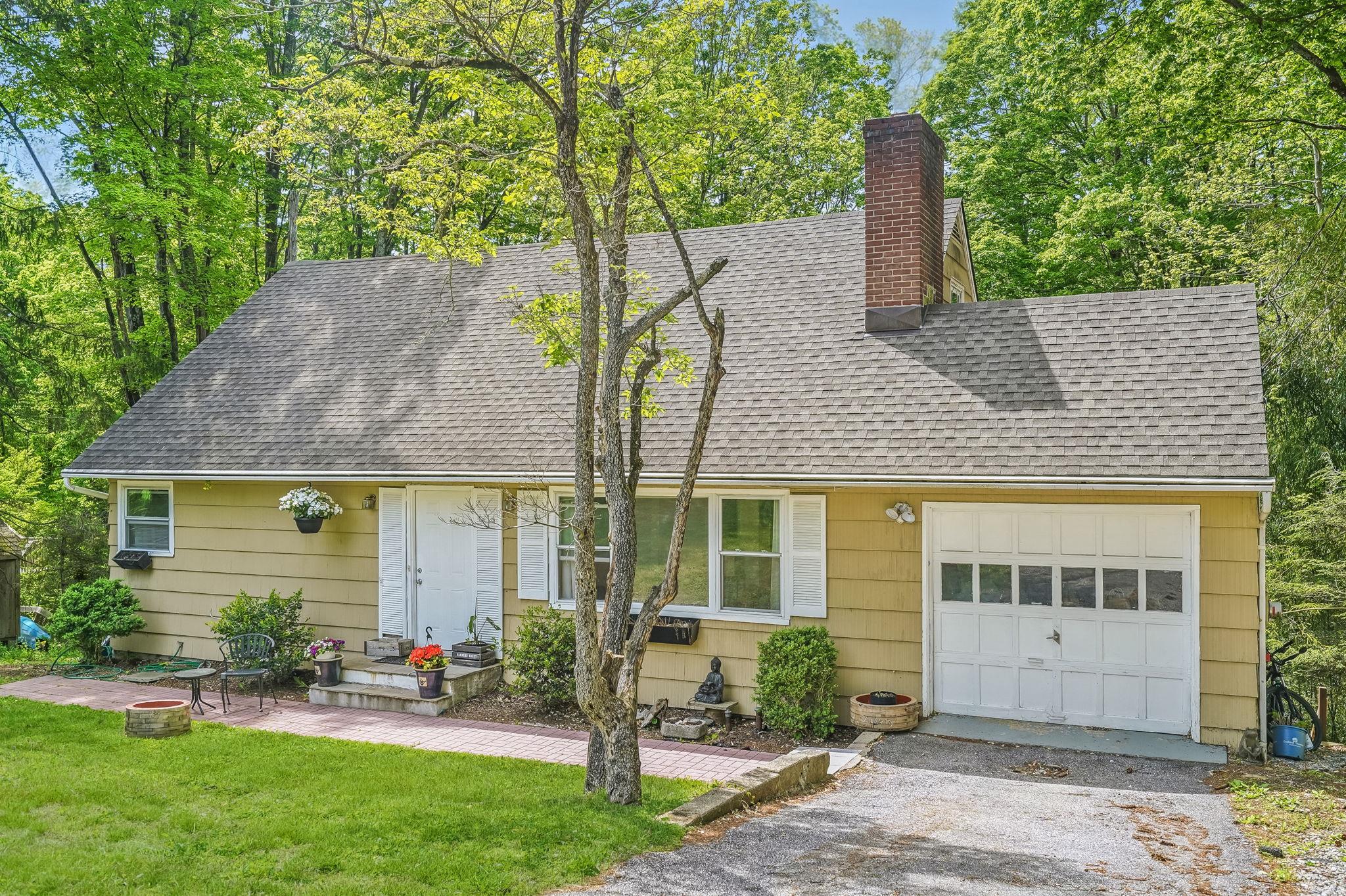 Glenwood Road, Millwood, New York - 4 Bedrooms  
3 Bathrooms  
8 Rooms - 
