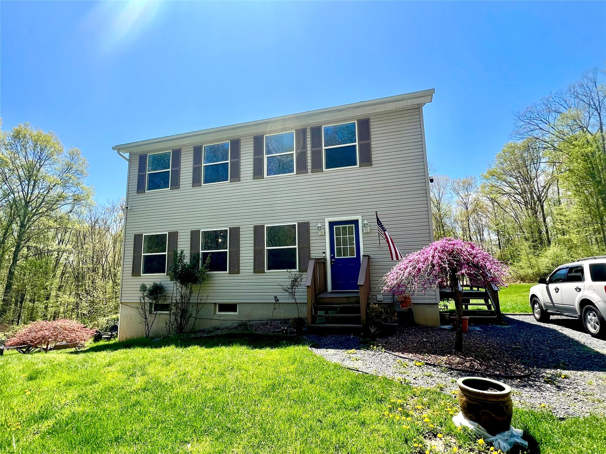 New Prospect Road, Pine Bush, New York - 3 Bedrooms  
3 Bathrooms  
8 Rooms - 
