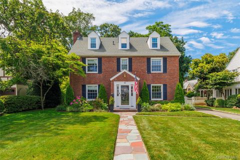 Photo of 22 Oakdale Road, Rockville Centre, NY 11570 (MLS # 906722)
