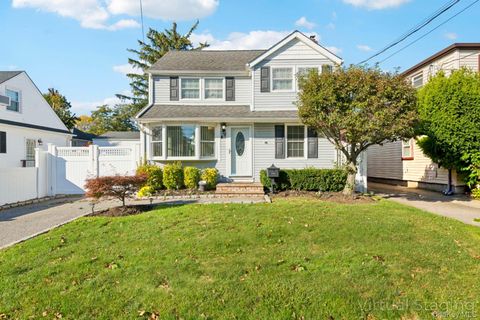 Photo of 40 Elm Street, Hicksville, NY 11801 (MLS # 927568)