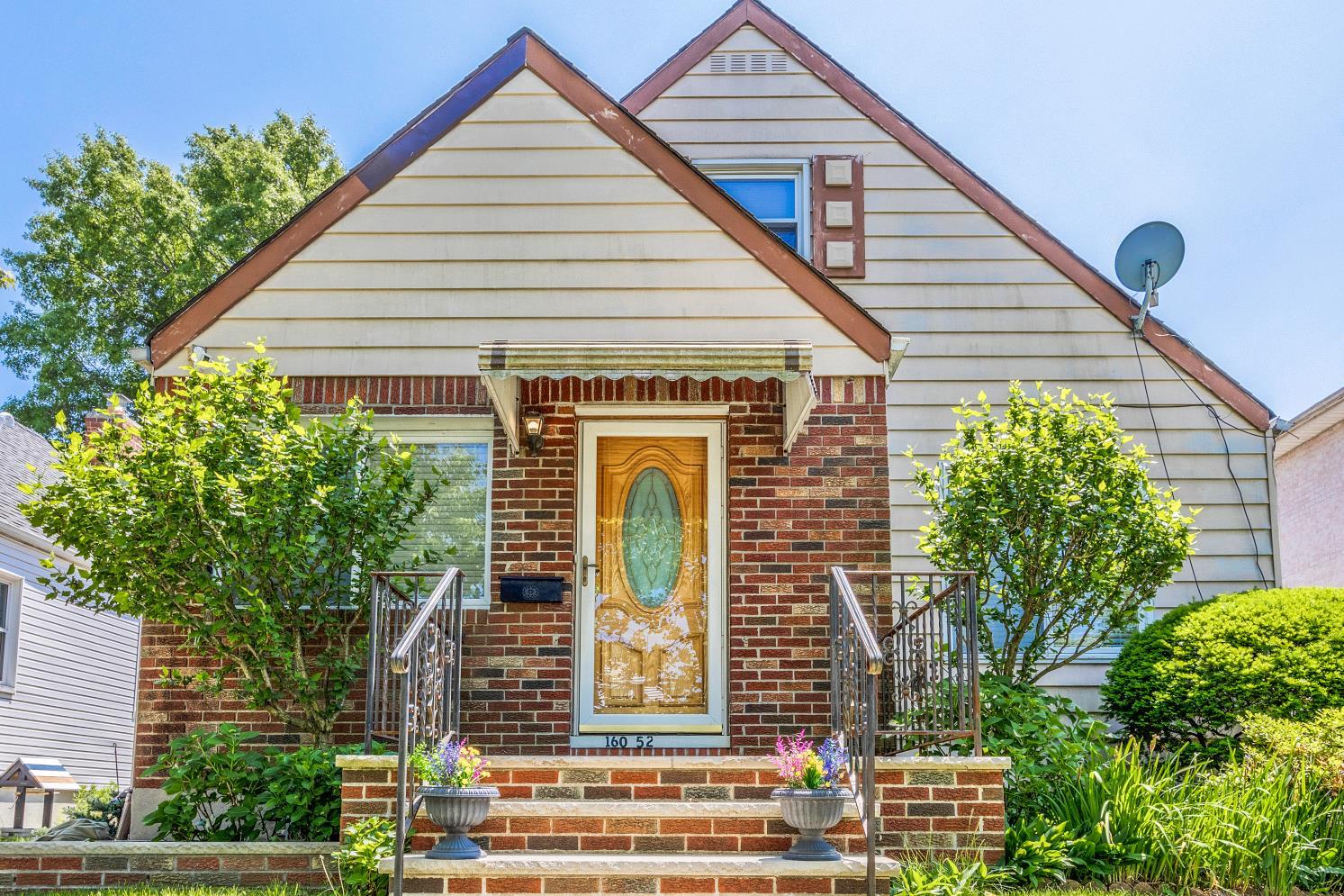 20th Avenue, Whitestone, Queens, NY - 3 Bedrooms  
2 Bathrooms  
6 Rooms - 