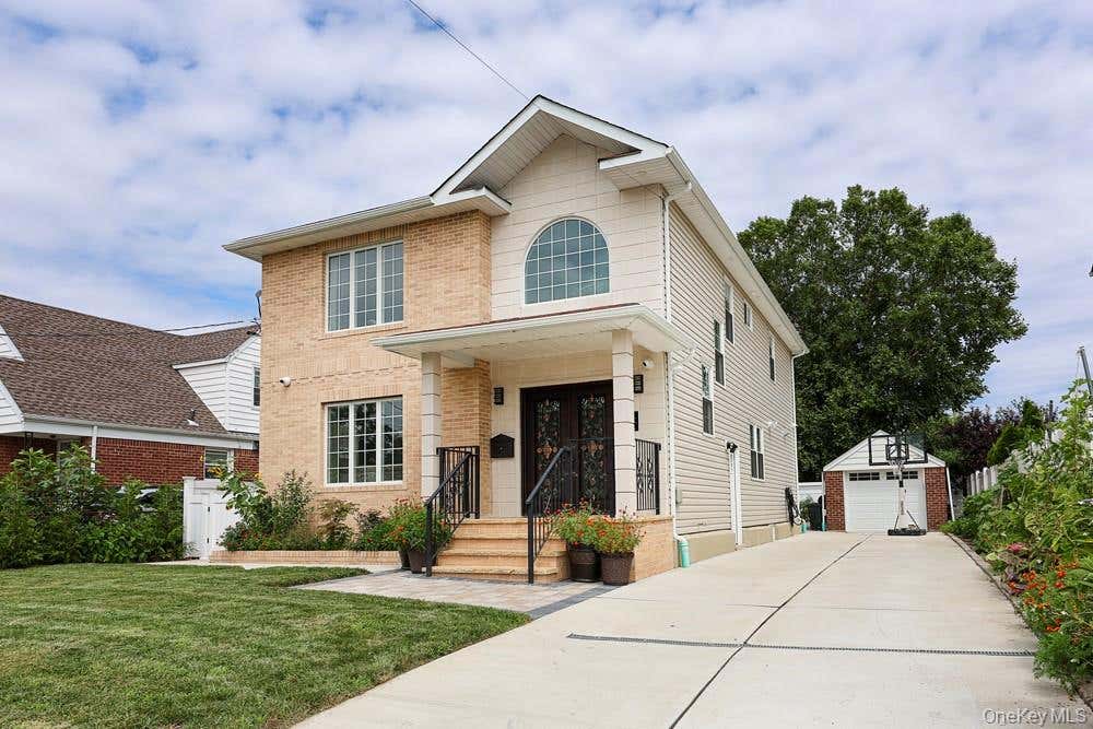 Photo of 42 Celler Avenue, New Hyde Park, NY 11540 (MLS # 1035629)