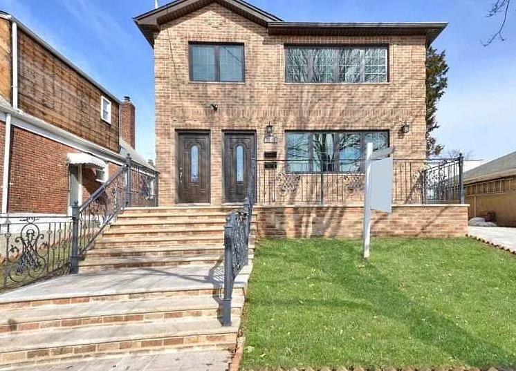 62nd Avenue Ave, Flushing, Queens, NY - 6 Bedrooms  
4 Bathrooms - 