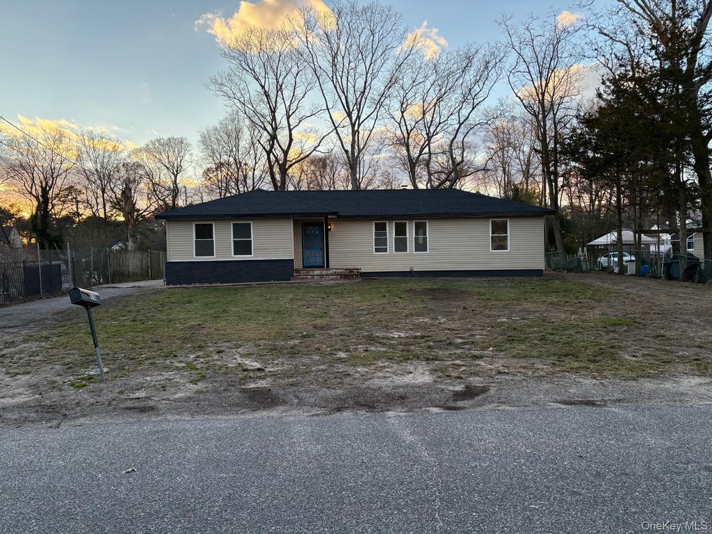 Photo of 10 Dourland Road, Medford, NY 11763 (MLS # 957379)