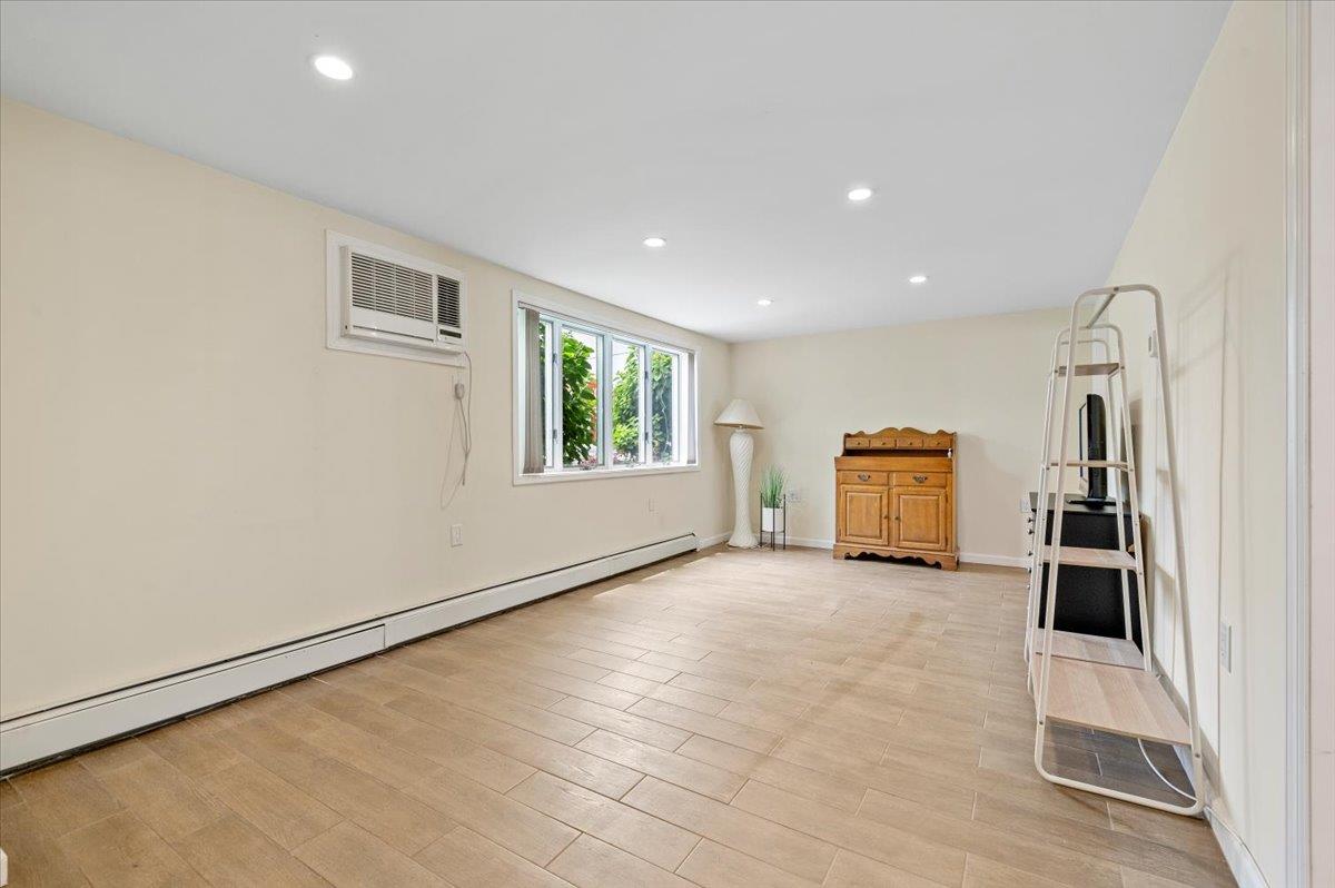 Long Beach, New York 11561, United States, 1 Bedroom Bedrooms, ,1 BathroomBathrooms,Residential,Active,166547