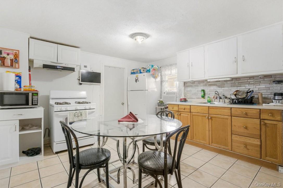 Peekskill, New York 10566, United States, 10 Bedrooms Bedrooms, ,4 BathroomsBathrooms,Residential,Pending,34949