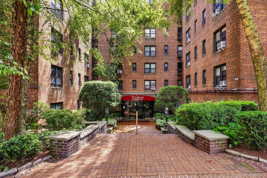 Photo of 10 Franklin Avenue #2A, White Plains, NY 10601 (MLS # 1035588)