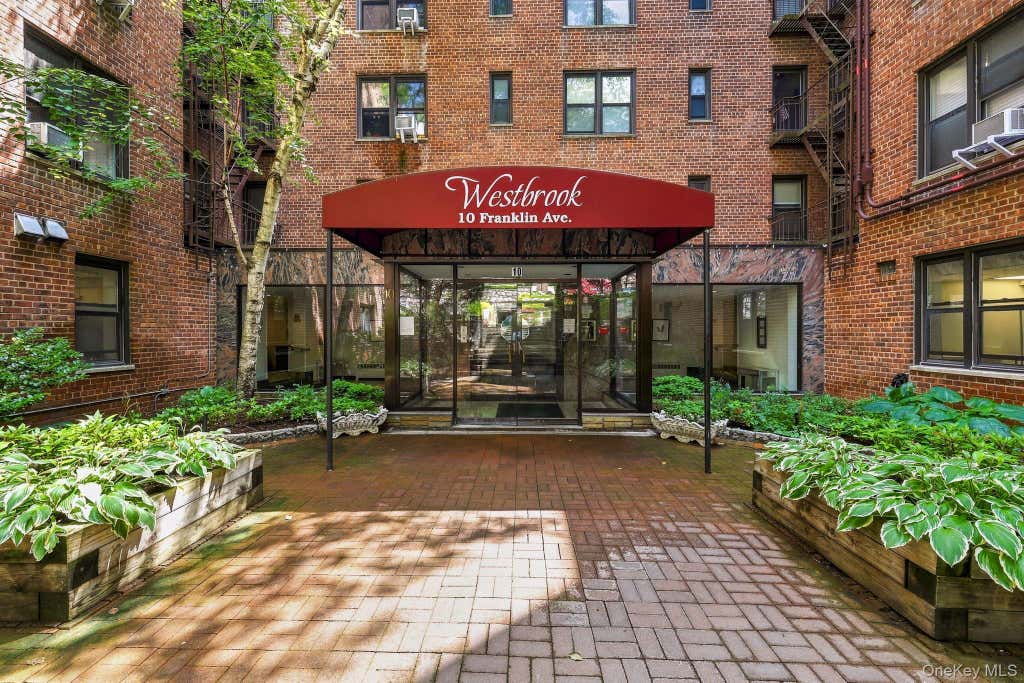 Photo of 10 Franklin Avenue #2A, White Plains, NY 10601 (MLS # 1035588)