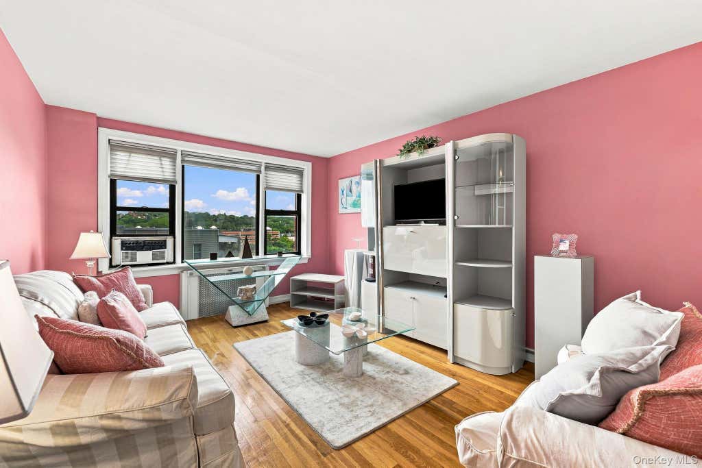 Photo of 10 Franklin Avenue #2A, White Plains, NY 10601 (MLS # 1035588)