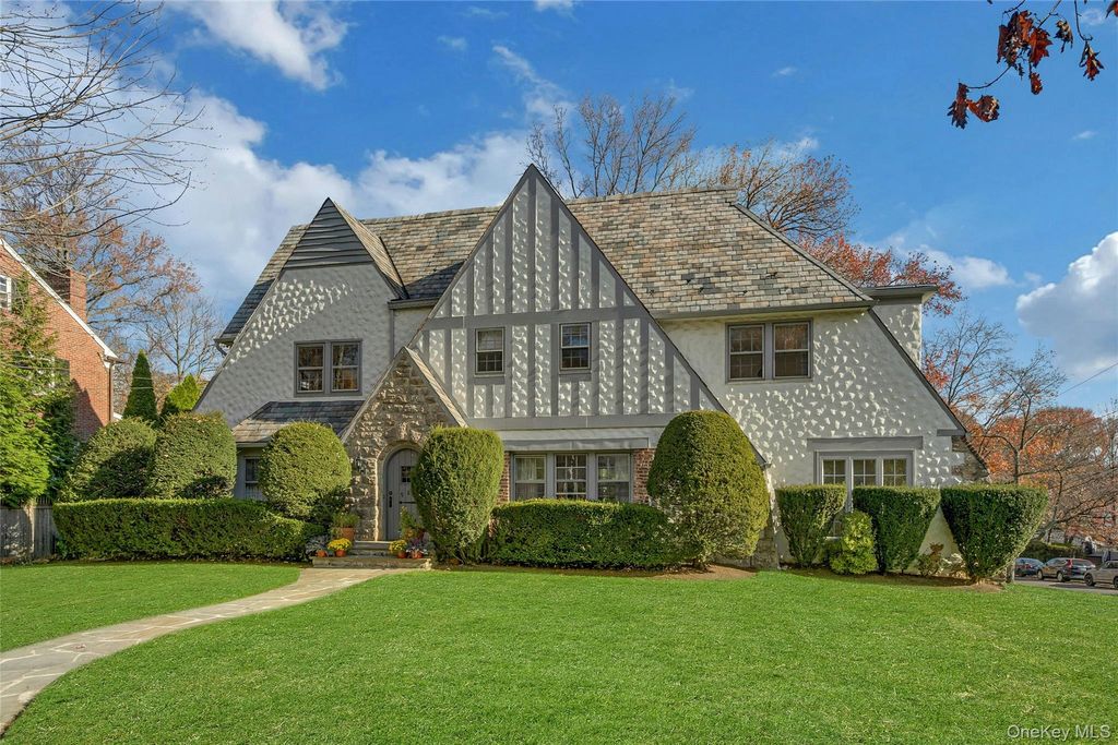 Photo of 986 Plymouth Street, Pelham, NY 10803 (MLS # 936164)